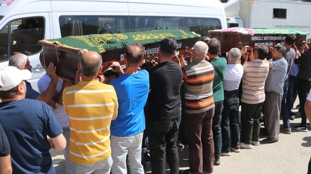 Almanya'dan emeklilik işlemleri için geldikleri Denizli'de kaza geçirip ölen çift defnedildi