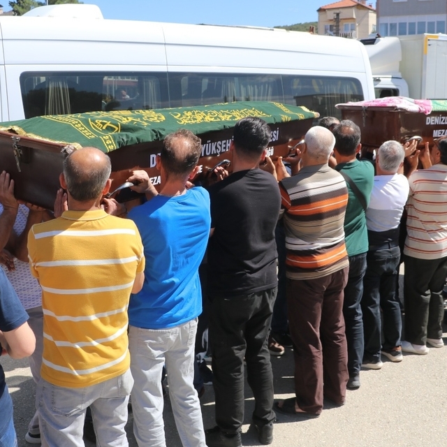 Almanya'dan emeklilik işlemleri için geldikleri Denizli'de kaza geçirip öle...