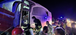 Erzurum'da yolcu otobüsü traktöre çarptı, ilk belirlemelere göre 7 kişi yaralandı