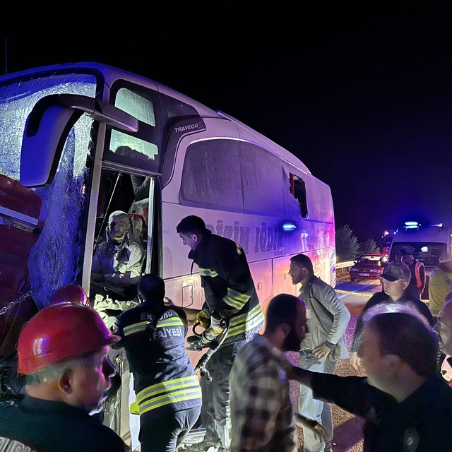 Erzurum'da yolcu otobüsü traktöre çarptı, ilk belirlemelere göre 7 kişi yar...