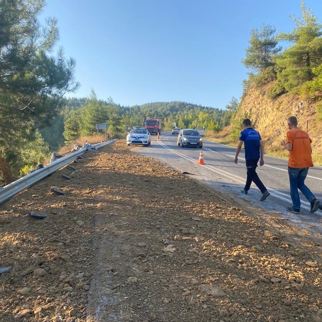 Sakarya'da freni arızalanan tır uçuruma yuvarlandı 1 kişi ağır yaralandı