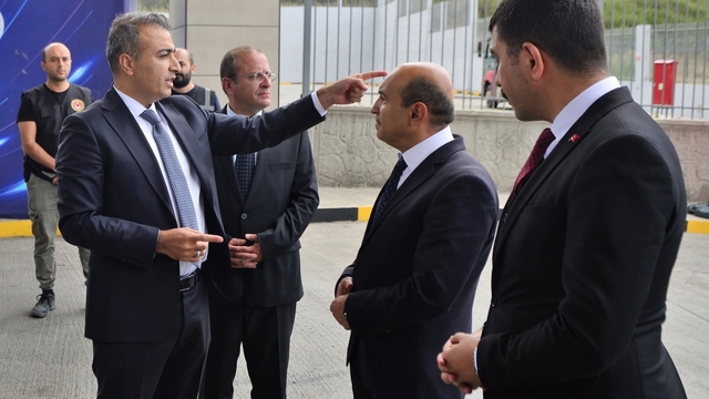 Ardahan Valisi Çiçek, Türkgözü Gümrük Kapısı'nda incelemede bulundu