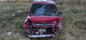 Karabük'te şarampole devrilen otomobildeki 2 kişi yaralandı