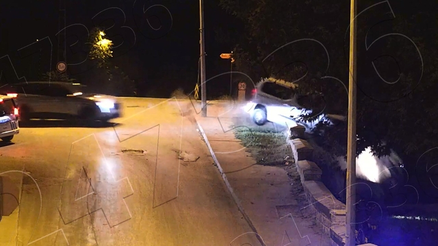 'Dur' ihtarına uymayan araçlardan biri cami bahçesine uçtu, diğerinde 9 göçmen yakalandı (2)