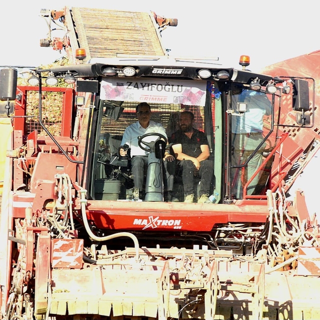 AK Parti Eskişehir Milletvekili Dönmez, Mahmudiye'de pancar hasadına katıld...