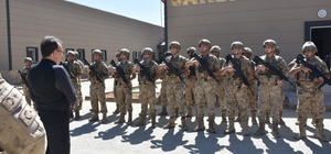 Siirt Valisi Kızılkaya, Pervari'de üs bölgelerini ziyaret etti, askerlerle...