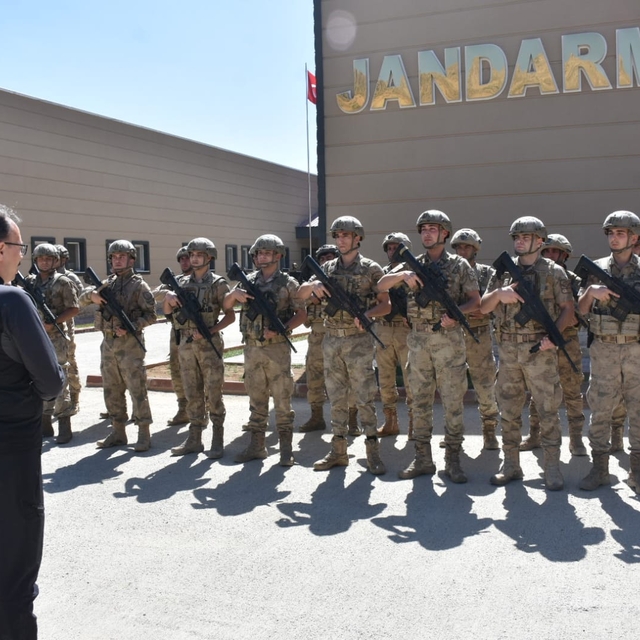 Siirt Valisi Kızılkaya, Pervari'de üs bölgelerini ziyaret etti, askerlerle...