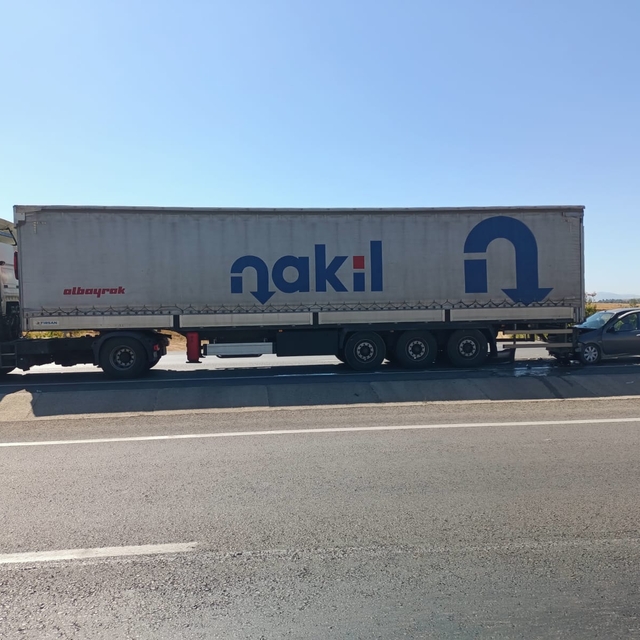 Konya'da otomobil tıra çarptı 4 kişi yaralandı