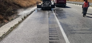 Dinar'da seyir halindeki otomobil alev aldı