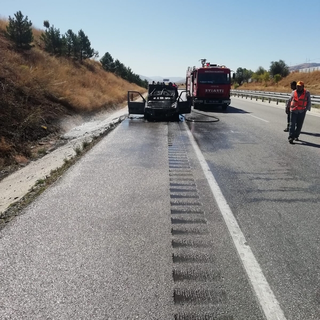 Dinar'da seyir halindeki otomobil alev aldı
