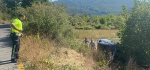 Sakarya'da uçuruma devrilen otomobilin sürücüsü yaralandı