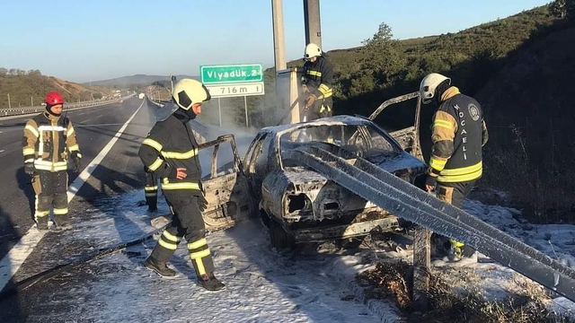Kuzey Marmara Otoyolu'nda bariyere çarparak yanan otomobildeki 3 kişi yaralandı