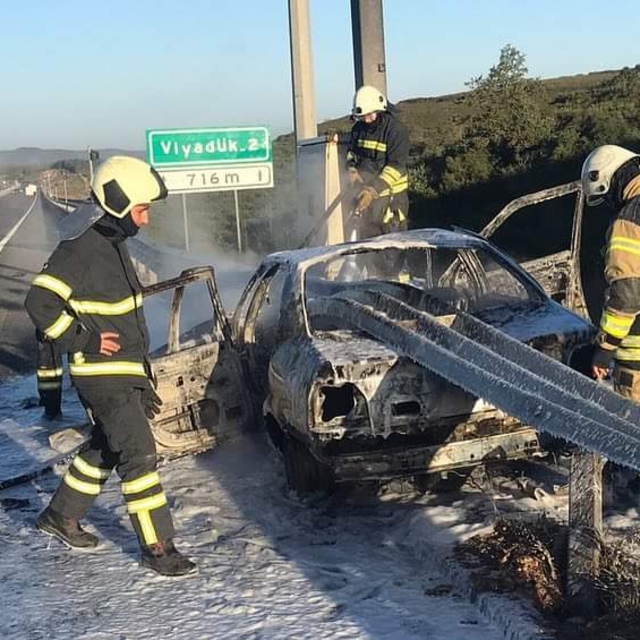 Kuzey Marmara Otoyolu'nda bariyere çarparak yanan otomobildeki 3 kişi yaral...