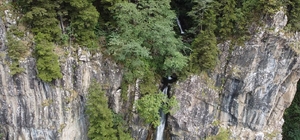 Turizme katkı için imeceyle yapılan şelale yolunda heyelan korkusu