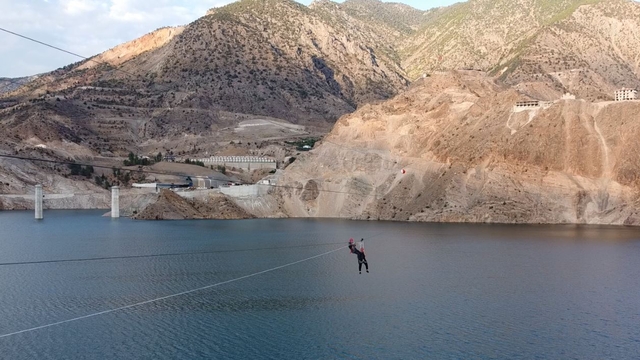 Belediye başkanı Türkiye´nin en yüksek barajında zipline yaparken mahsur kaldı