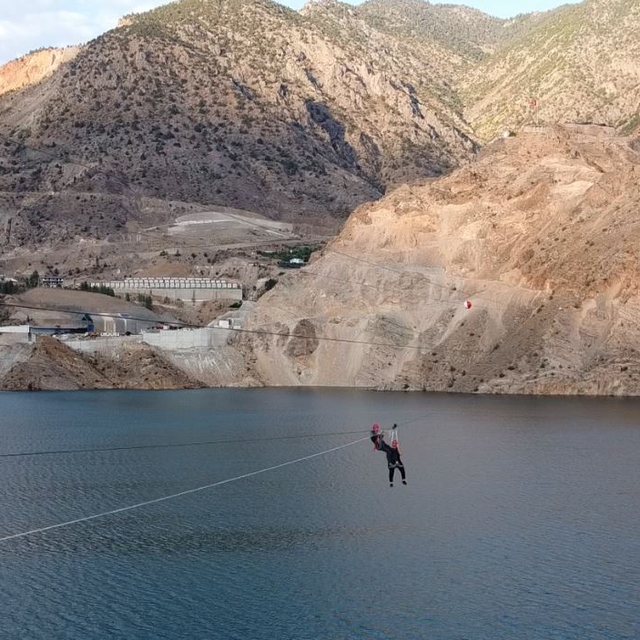 Belediye başkanı Türkiye´nin en yüksek barajında zipline yaparken mahsur ka...