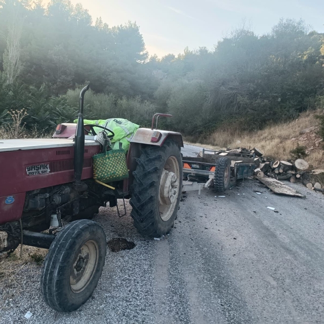 Gediz'de devrilen odun yüklü traktörün römorkundaki 3 kişi yaralandı