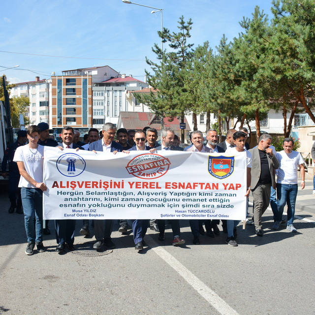 Suşehri'nde "Esnafına sahip çık, alışverişini yerel esnaftan yap" yürüyüşü...