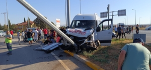 Denizli'de öğrenci servisinin iki otomobile çarpması sonucu 3 kişi yaraland...