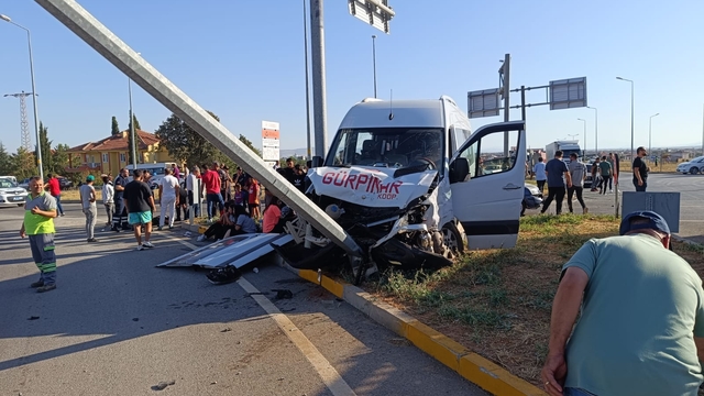 Denizli'de öğrenci servisinin iki otomobile çarpması sonucu 3 kişi yaralandı