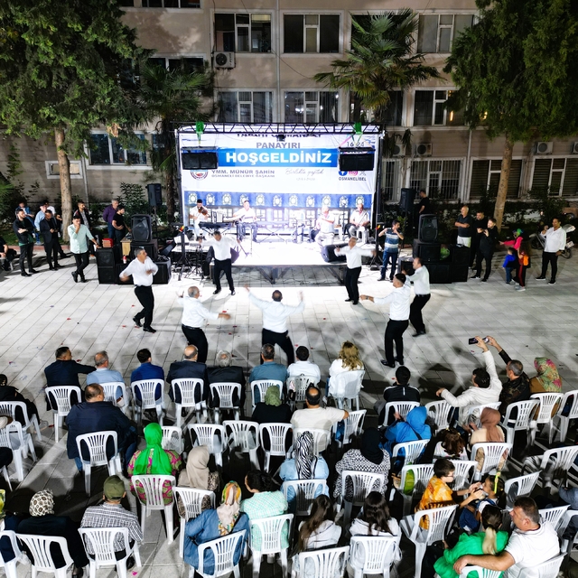 Bilecik'te ilçe belediyesi yöre türkülerini geleceğe taşımak için halk oyun...