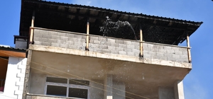 Mersin'de metruk evden yandaki eve sıçrayan yangın söndürüldü
