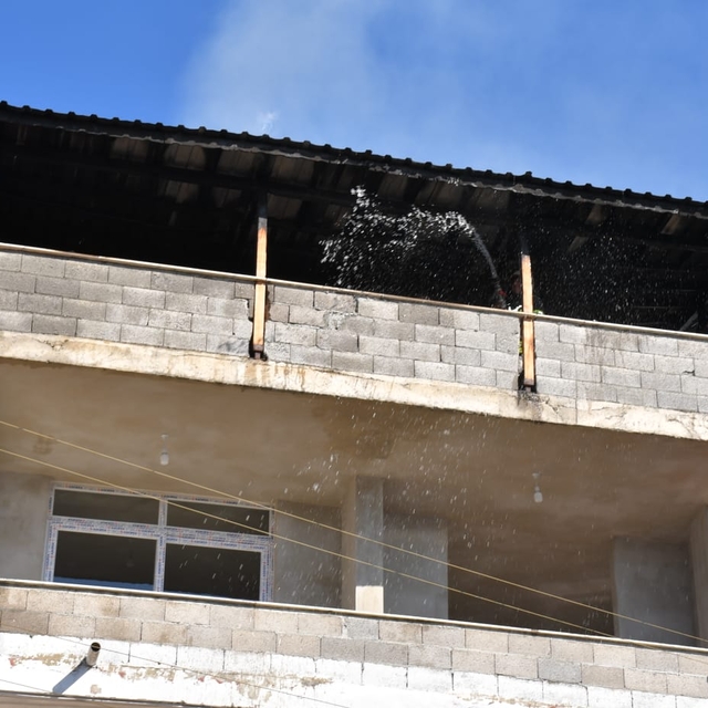 Mersin'de metruk evden yandaki eve sıçrayan yangın söndürüldü