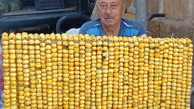 Beypazarı'ndaki pazar tezgahlarında alıç meyvesi satışa sunuldu