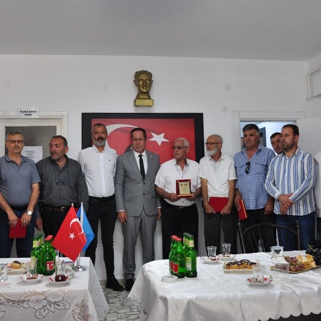 Pamukova'da emektar şoförler ve kamyonculara plaket verildi