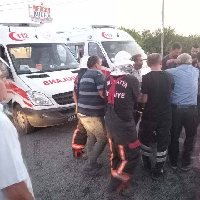 Malatya'da otomobille kamyonet çarpıştı, 5 kişi yaralandı