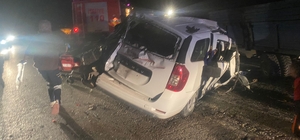 Traktörün römorkuna çarpan otomobildeki kadın öldü, eşi yaralandı