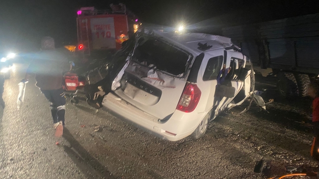 Traktörün römorkuna çarpan otomobildeki kadın öldü, eşi yaralandı