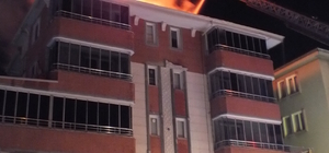 Turhal'da bir apartmanın çatısında çıkan yangın söndürüldü