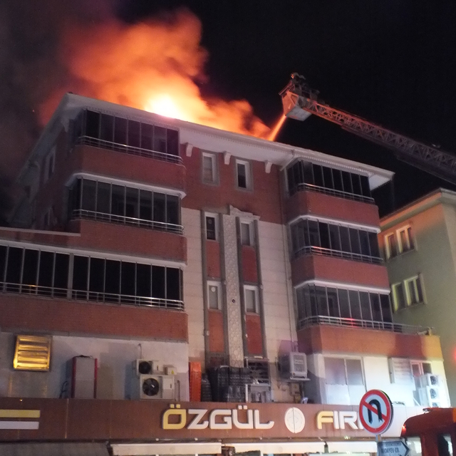 Turhal'da bir apartmanın çatısında çıkan yangın söndürüldü