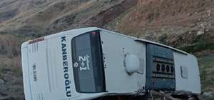 Erzurum'da yolcu otobüsü şarampole devrildi, 3 kişi hayatını kaybetti, 22 k...