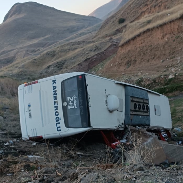 Erzurum'da yolcu otobüsü şarampole devrildi, 3 kişi hayatını kaybetti, 22 k...