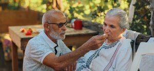 Köye yerleşip Alzheimer hastası eşine hayatını adadı