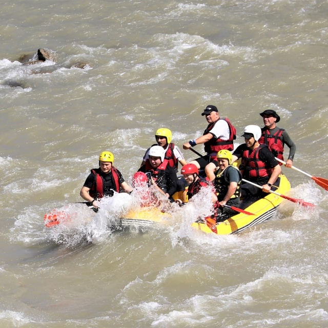 Erzincan Valisi Aydoğdu, Karasu Nehri'nde rafting yaptı