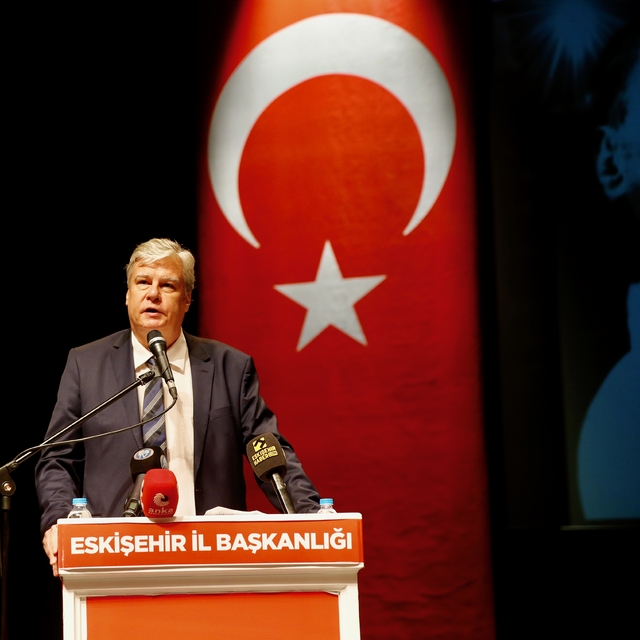 CHP genel başkanlığına adaylığını açıklayan Öymen, partisinin Eskişehir İl...