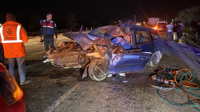 Nevşehir'de kamyon ile otomobilin çarpıştığı kazada 1 kişi öldü, 2 kişi yaralandı