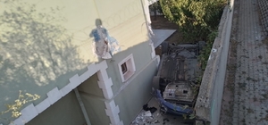 Yalova'da hakimiyetini kaybeden otomobil evin bahçesine girdi