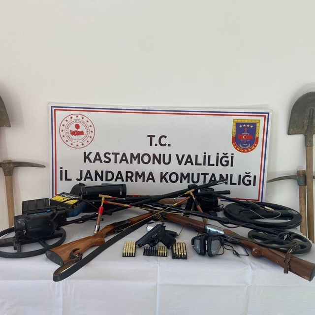 Kastamonu'da kaçak kazı yapan 5 kişi suçüstü yakalandı
