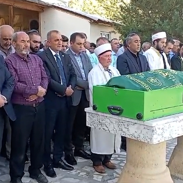 Gümüşhane'de çıkan örtü yangınında hayatını kaybeden kişinin cenazesi defne...