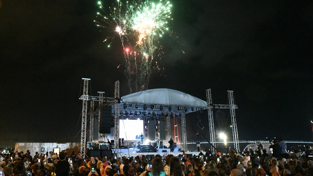 Şarkıcı İrem Derici Çanakkale'de konser verdi