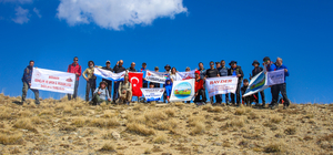 Kösedağı'na tırmanan dağcılar "Karabağ Azerbaycan'ındır" pankartı açtı