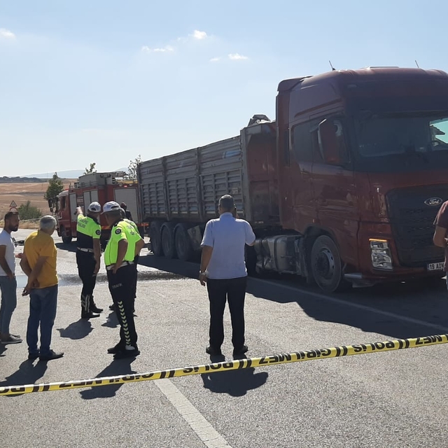 Çorum'da tır ile hafif ticari aracın çarpıştığı kazada 5 kişi yaralandı