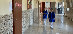 Aksaraylı ikizler kumbaralarındaki parayı depremzede çocuklara bağışladı