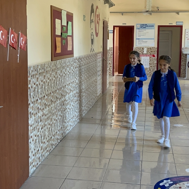 Aksaraylı ikizler kumbaralarındaki parayı depremzede çocuklara bağışladı