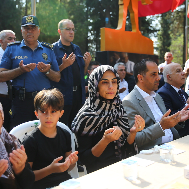 Mersin'de polisevindeki terör saldırısında şehit olan polis mezarı başında...