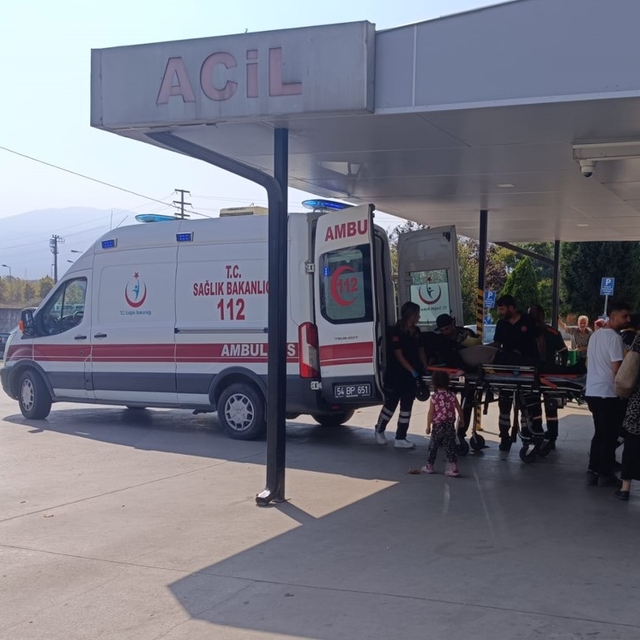 Karapürçek'te devrilen tarım aracının sürücüsü yaralandı